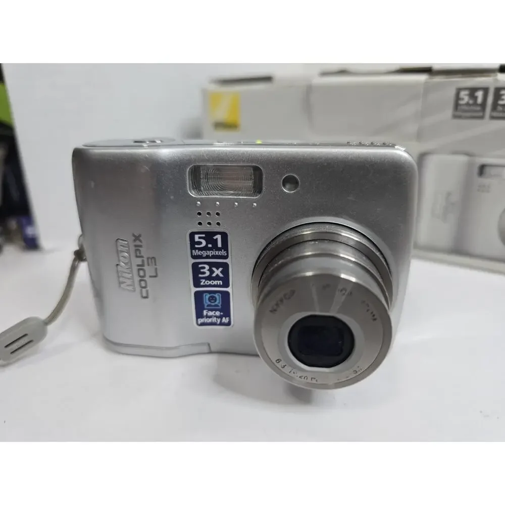Nikon Coolpix L3 5.1MP Digital Camera Compact 2gb Sd Card Silver Works & Box